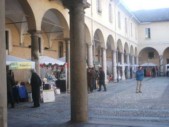 03_il magnifico colonnato del palazzo Broletto.jpg